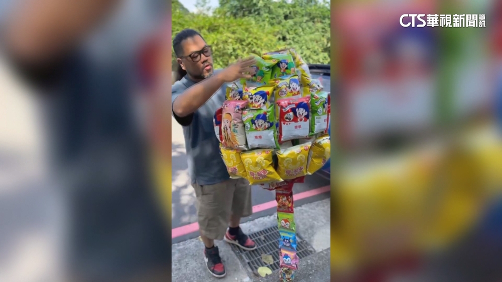 畢典父母暖送巨型「乖乖畢業棒」　替愛女留難忘回憶