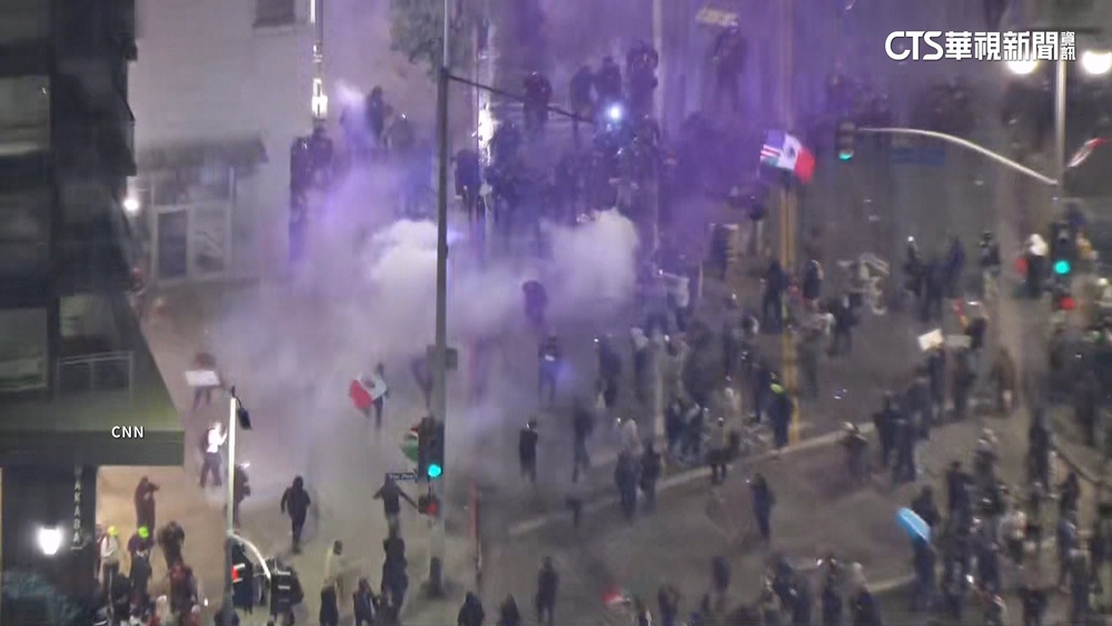 洛杉磯示威丟鞭炮.信號彈　軍警催淚瓦斯回擊