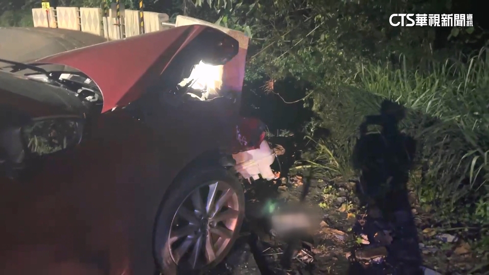 鏡片掉落看不清！　駕駛自撞水泥牆 安全氣囊全爆開