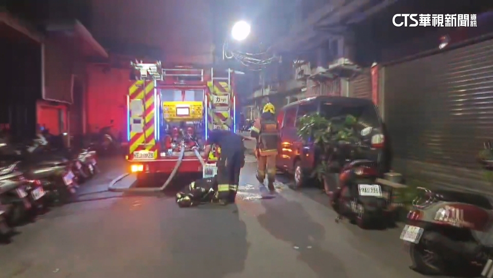 新莊民宅B1停車場凌晨冒煙　嚇壞住戶急逃命