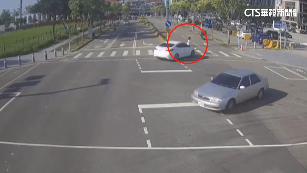 行人地獄！　轎車「未減速禮讓」　25歲女遛狗遭撞命危