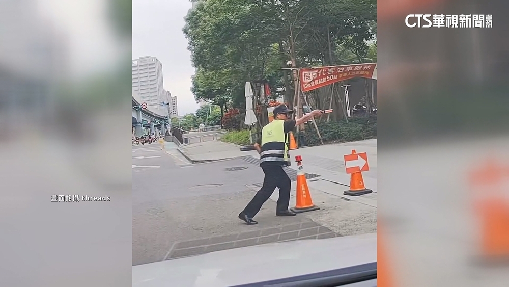 保全「三振手勢」指揮暴紅　駕駛：忍不住右轉