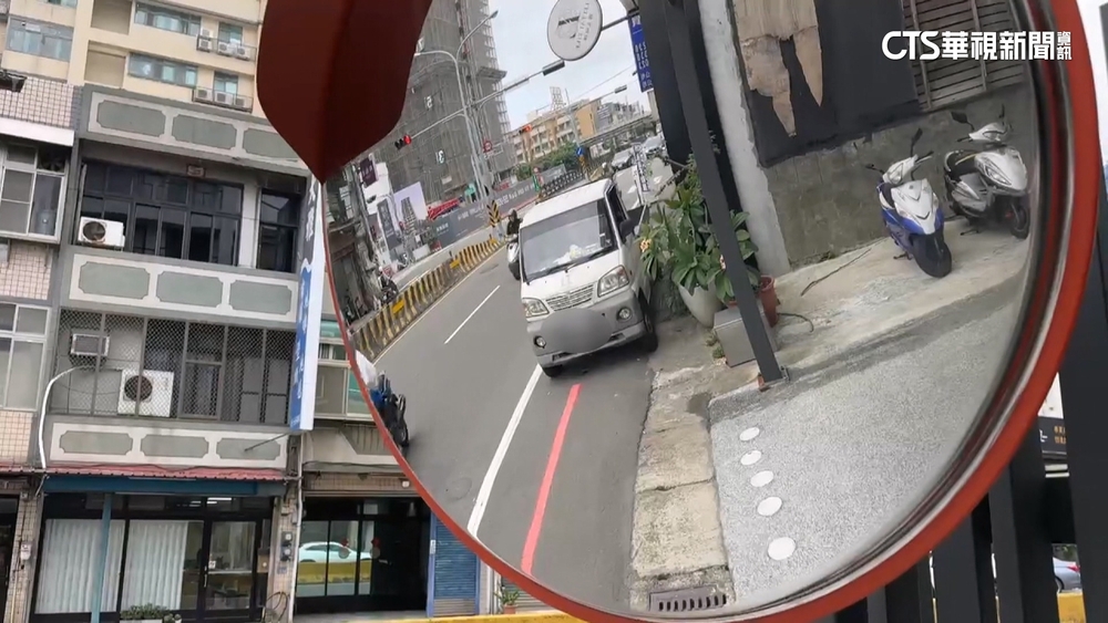 車停出入口旁「視線死角」事故頻傳 住戶:籲劃紅線