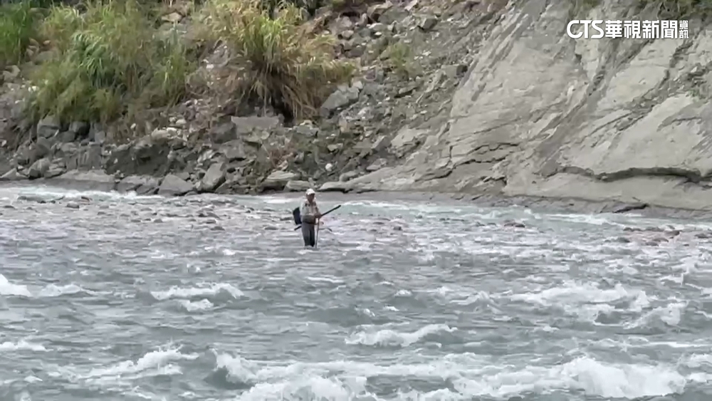 苦撐2小時！　75歲釣客困大甲溪床　空勤直升機馳援