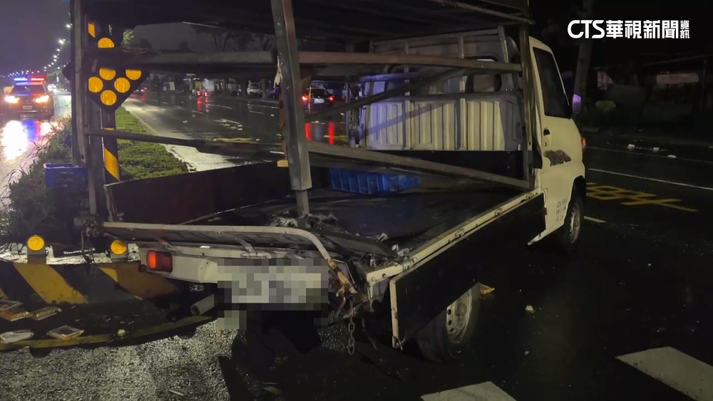 小貨車打滑撞斷路樹　樹幹砸毀對向轎車擋風玻璃