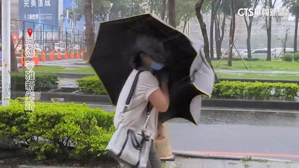 國家級警報響　雷雨轟炸高雄　民哀：能放颱風假嗎