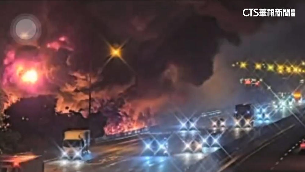 蘆竹資源回收場凌晨大火　烈焰沖天「黑煙漫國道」