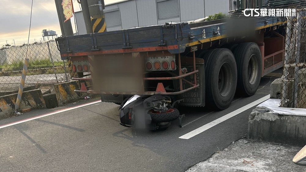 驚悚！　大貨車倒車撞機車推行10多公尺　騎士險被輾壓