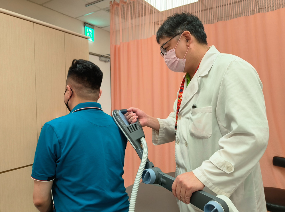 「低頭族」注意！頸椎退化恐影響大小便功能　恩主公醫院磁能治療助找回行動力