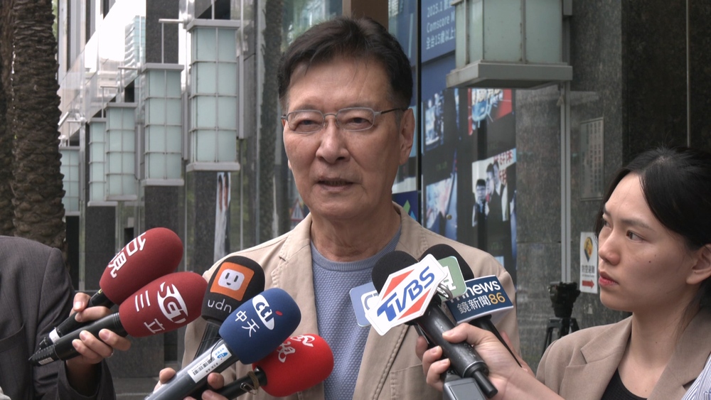 曹興誠下辯論戰帖！嗆不敢來送「孬種帽」　趙少康：沒興趣、敢講孬種就告