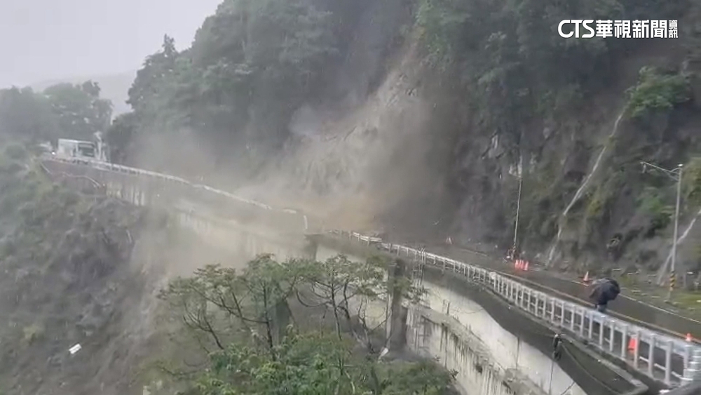 嘉義台3線邊坡坍方　巨大落石衝破護欄