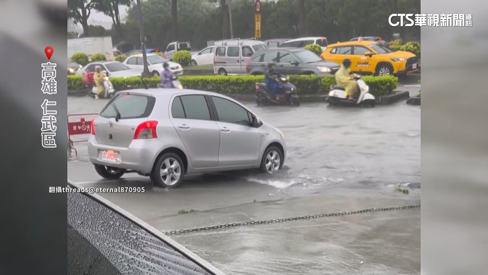 豪雨轟炸現奇景！　汽車如陸上行舟.土虱路邊活蹦亂跳