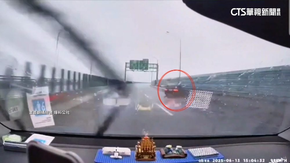雨天「瘋狂急剎」挑釁1分鐘撞護欄　警：最高罰3萬6千元