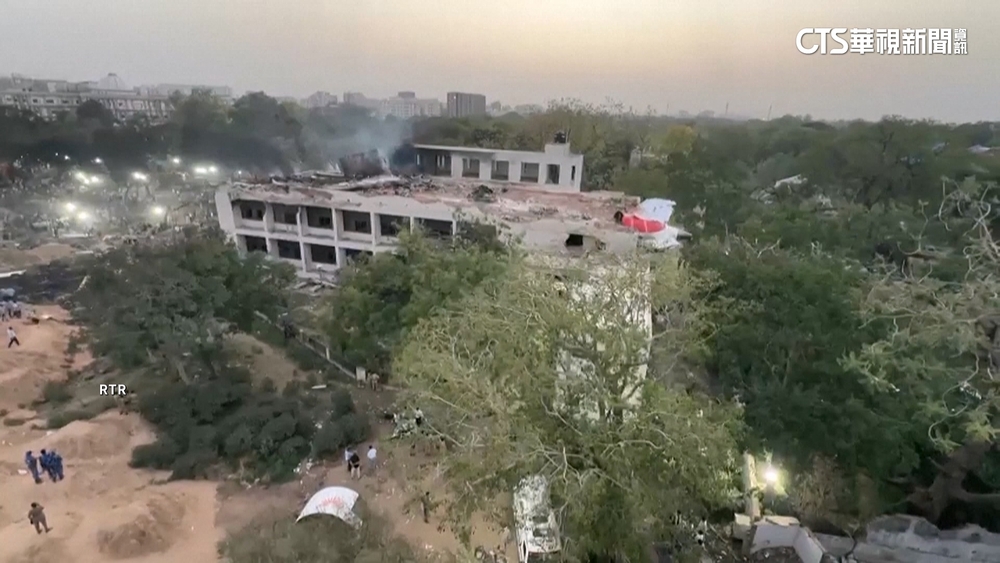 印度墜機已知290死　女遲到未搭機逃死劫