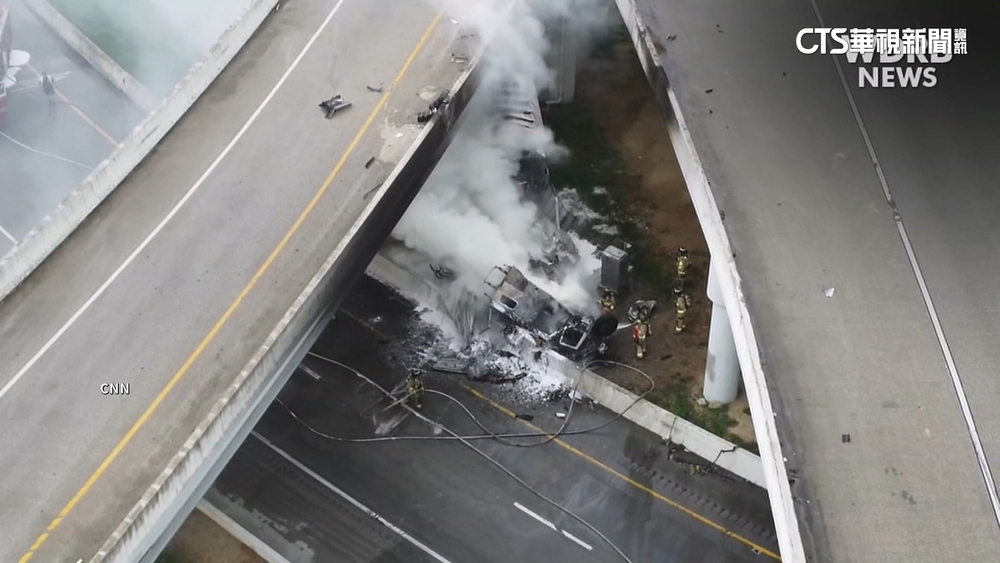肯州半聯結車碰撞起火　墜落高架橋　駕駛輕傷