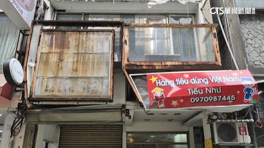 客運駕駛轉進單行道　車距沒抓好撞毀2店家招牌