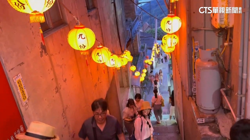 2025九份紅燈籠祭登場！　紅色光亮照亮山城夜景