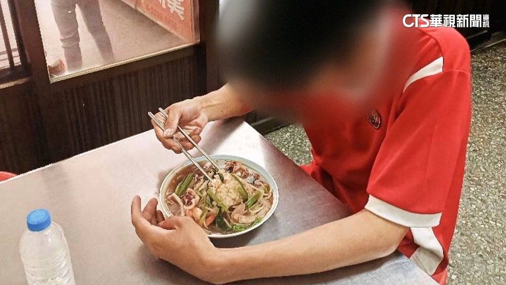 台中驚爆「21歲幽靈青年」　疑從小被父關套房內