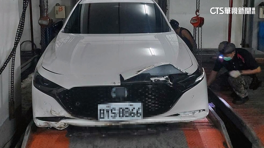 機械車位突垮台崩落　新車「倒栽蔥」車頭撞毀