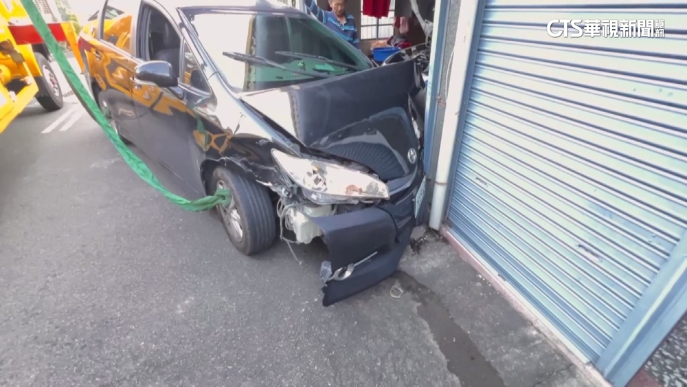 撞斷水表管線再撞民宅門　駕駛乘客4人棄車逃