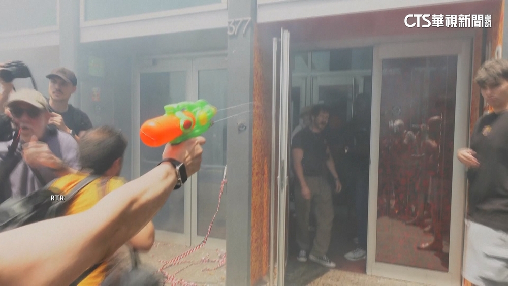 抗議過度觀光　西班牙人水槍噴旅客.飯店業者