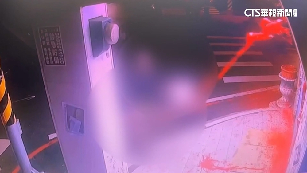 超市店門被潑紅漆　真相曝「詐團騙無錢洩憤」