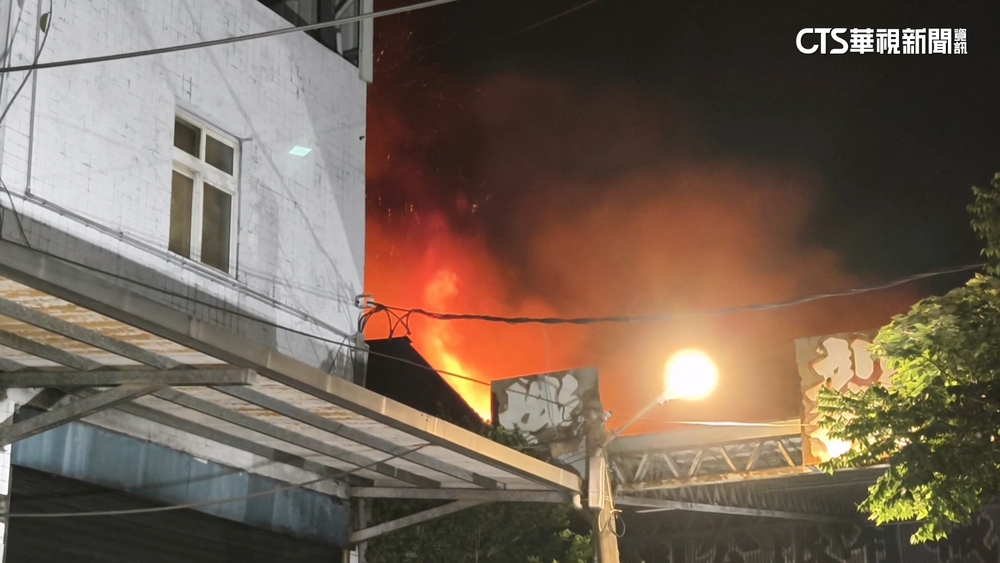 新北樹林回收站大火 消防籲住戶緊閉門窗