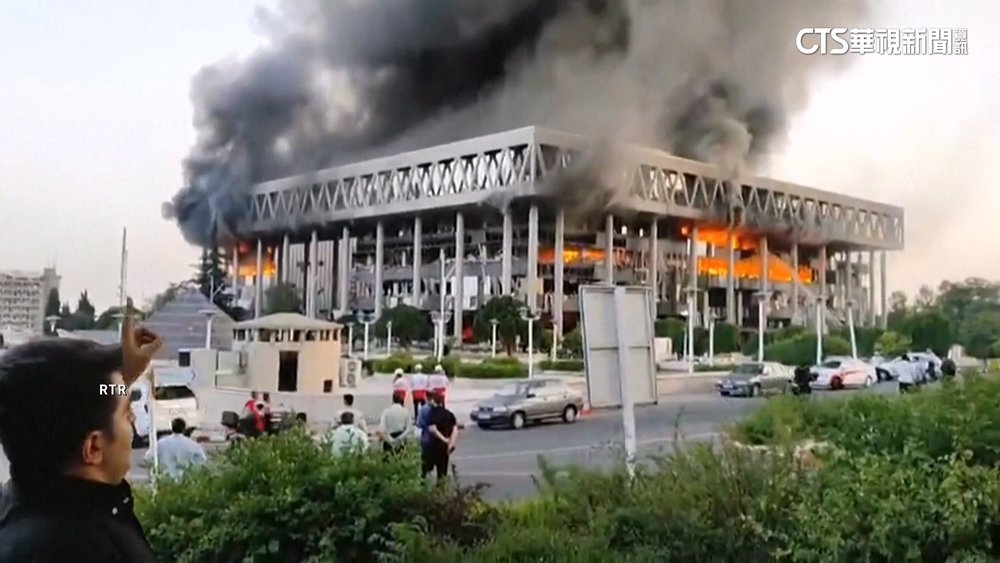 以空襲伊朗電視台　攝影棚碎片飛散主播急逃