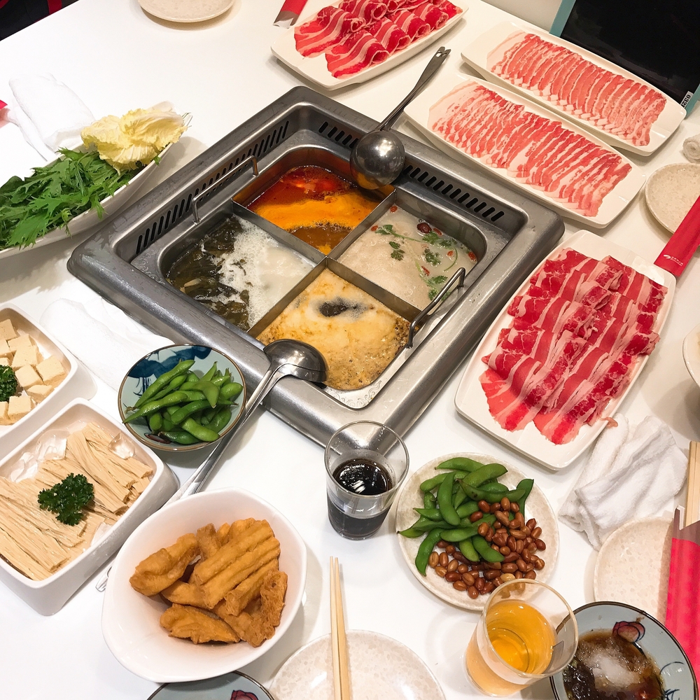 火鍋店的碗邊緣「凸一塊」要幹嘛？ 內行曝正解：是鍋料必備容器