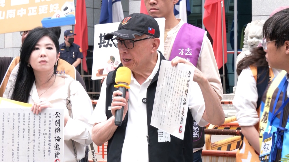 曹興誠赴國民黨黨部送邀請函　喊話藍營：「公開辯論」誰來都歡迎