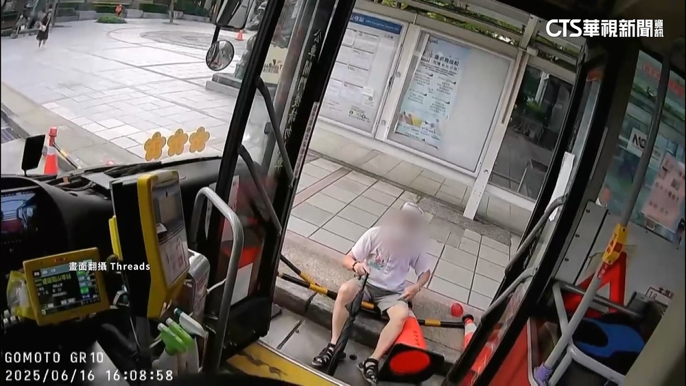 老翁下車肩膀遭車門擦碰跌坐　客運業者：加強教育