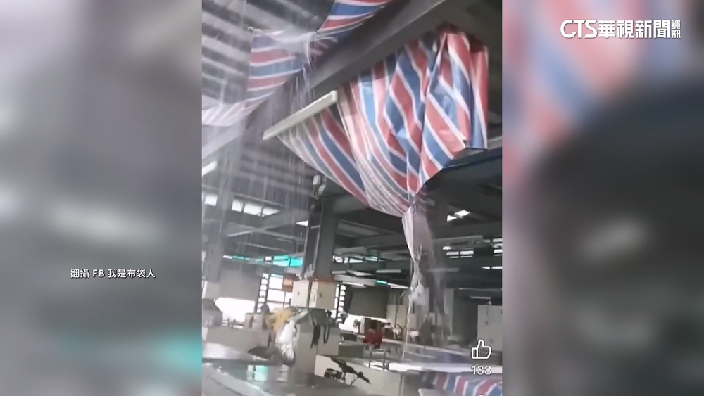 市場驚現瀑布！　屋頂破損雨水狂洩.攤商直呼太誇張