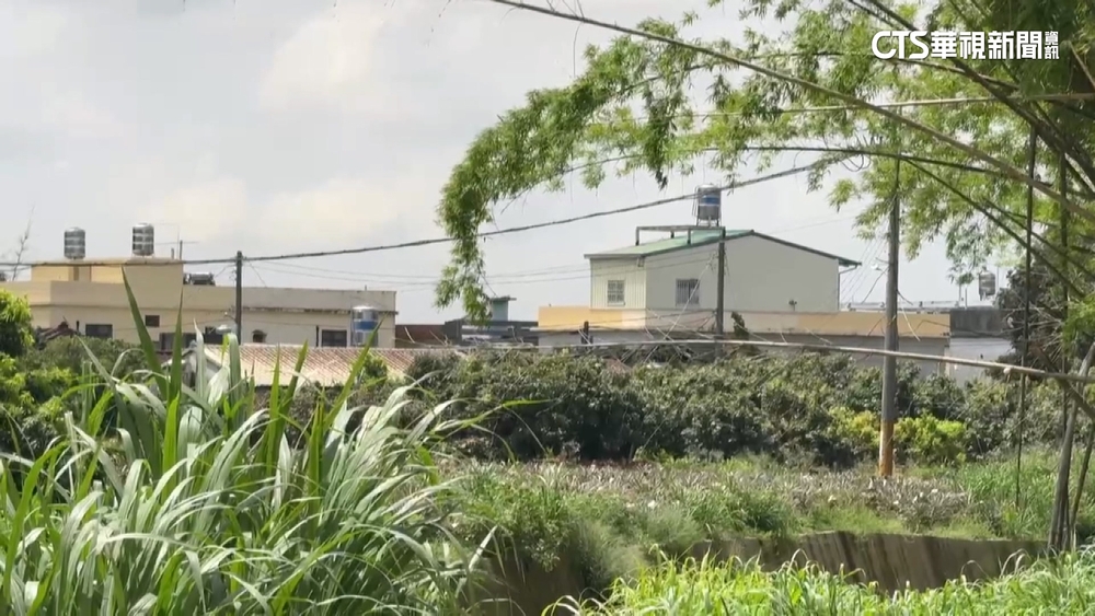 居民怒！光電板棄溝怕豪雨水患　施工塵土「吃飯配沙」