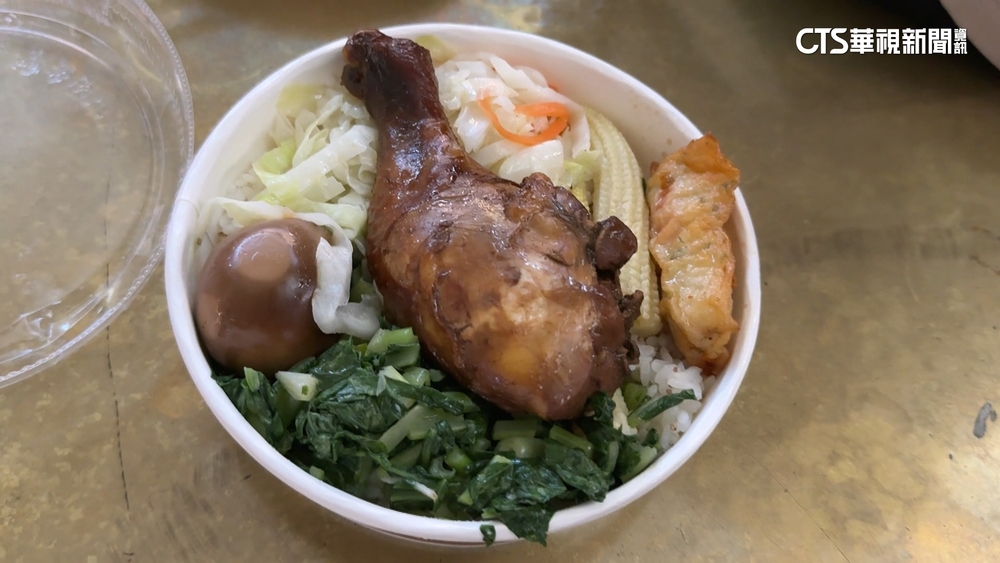 120元便當「小強」加料　台鐵急致歉.調閱畫面查原委