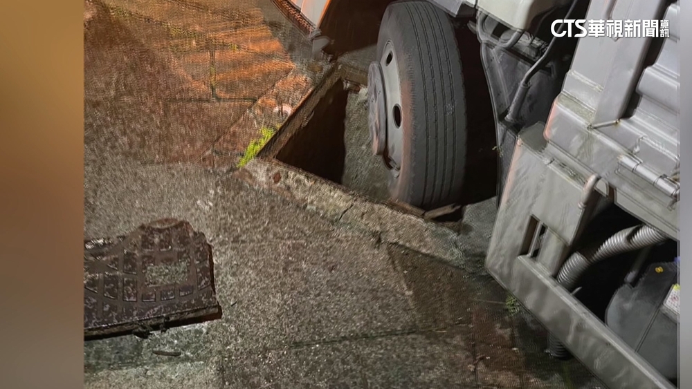 卡車卸貨壓破污水蓋　駕駛遭求償質疑早生鏽