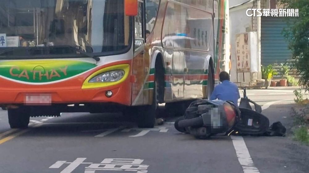 驚悚撞擊！　彰化校車左轉「切西瓜」撞機車　騎士捲車底
