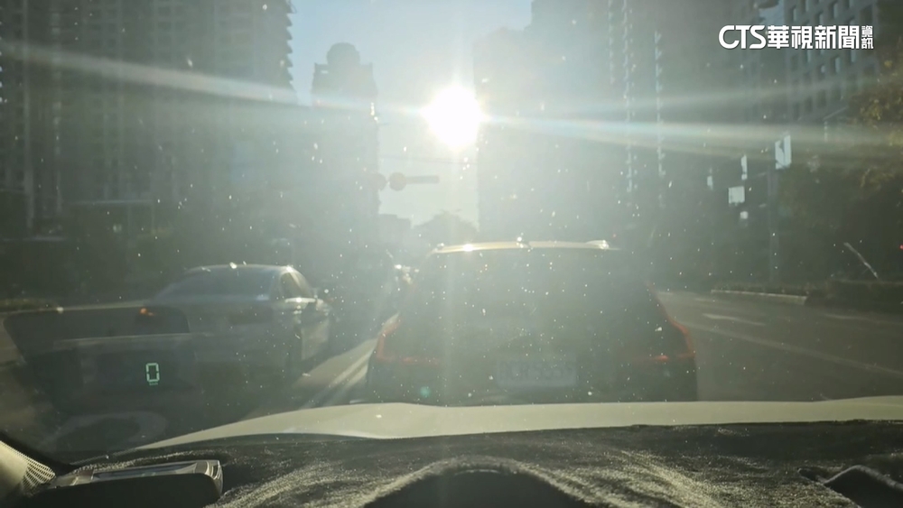 轎車闖紅燈撞騎士「翻飛倒立慘摔」　駕駛：陽光太刺眼