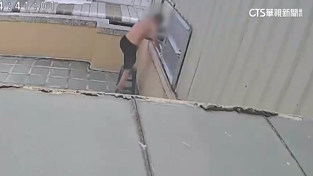 鄰長遭控爬進鄰家屋頂稱為「撿衣架」　警：涉侵入住居