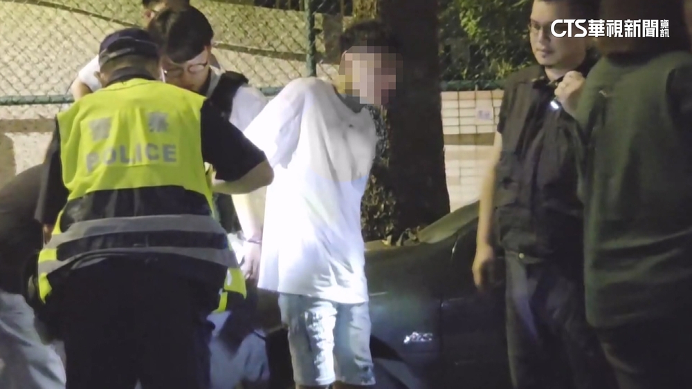 已上膛！毒品通緝犯擁5槍.上百發子彈　拒捕衝撞警車