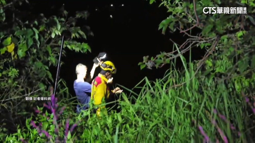 高雄轎車衝落3層樓高山坡　警消繩索救援