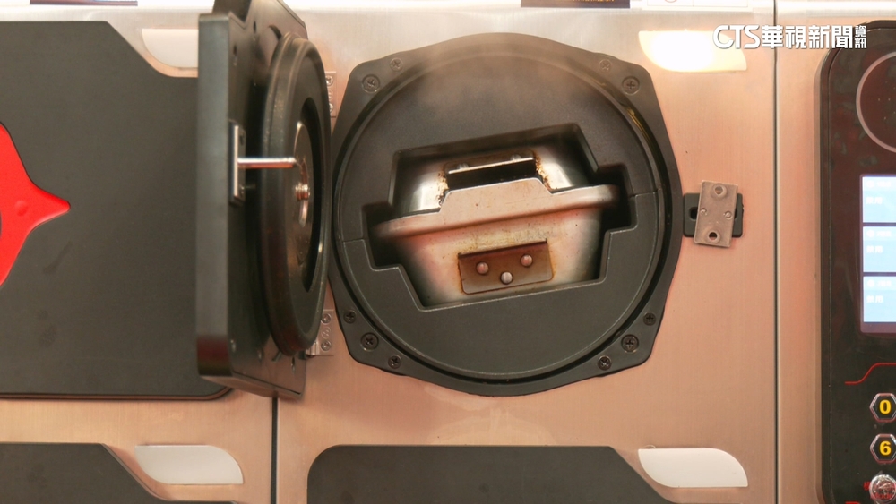 加盟展拚AI！　不輸總舖師　智能炒菜機2分鐘上桌