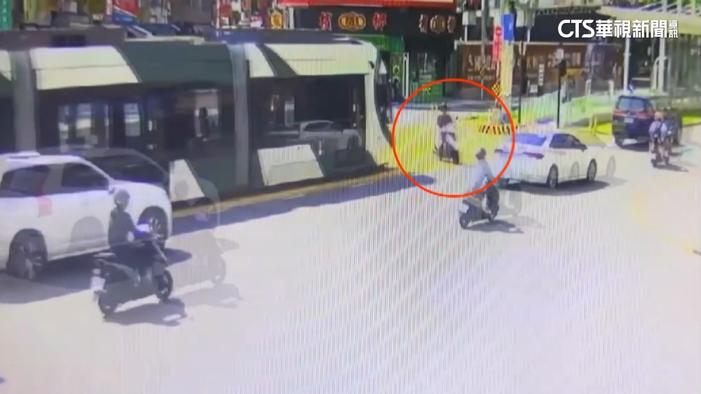 擋輕軌20分鐘不走　騎士吞4罰單「公共危險」送辦