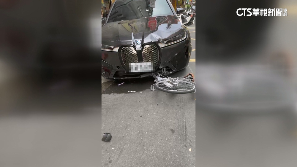 北市74歲老翁開車暴衝！撞12機車4單車　1人送醫