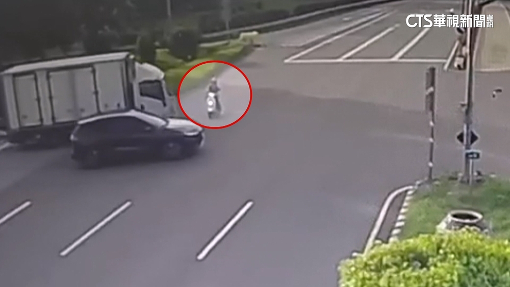 7旬婦人騎車闖紅燈　被貨車撞飛「機車捲車底」