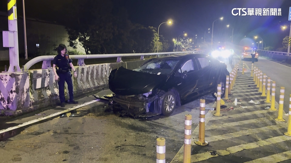 國3安坑交流道自撞車禍！　駕駛甩飛車外送醫