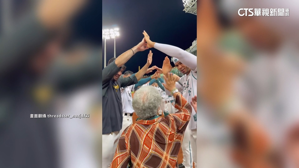 嬤老人機抽中擊掌會! 台鋼球員搭拱門.吉祥物送抱抱