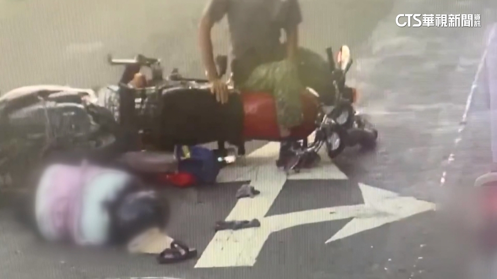 高雄路口右轉遭追撞　騎士失控後仰變碰碰車5傷