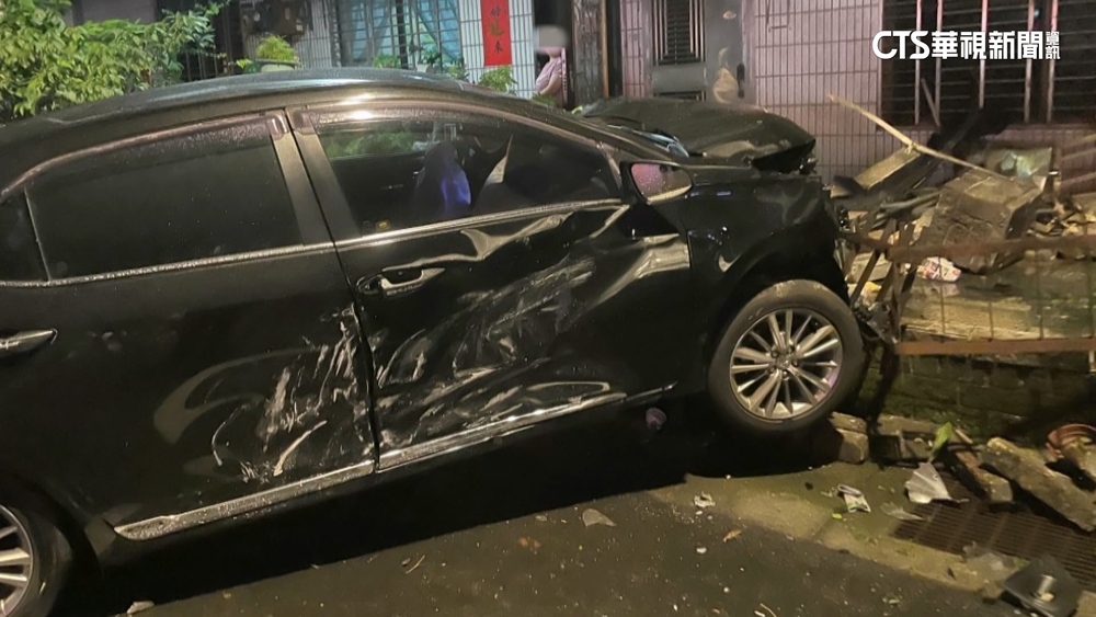 疑未減速！　2車路口相撞失控　波及1轎車2機車3堵牆