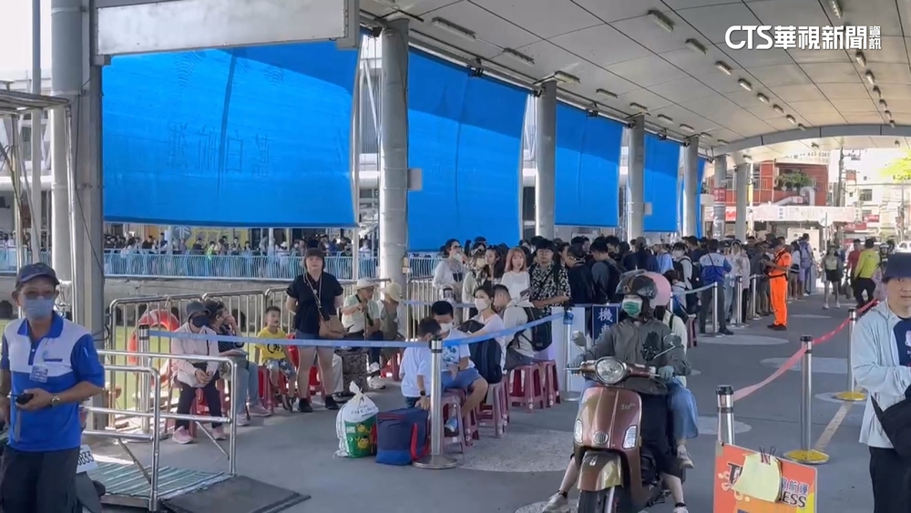 夏天搶玩小琉球！　東港碼頭船班湧現滿滿人潮