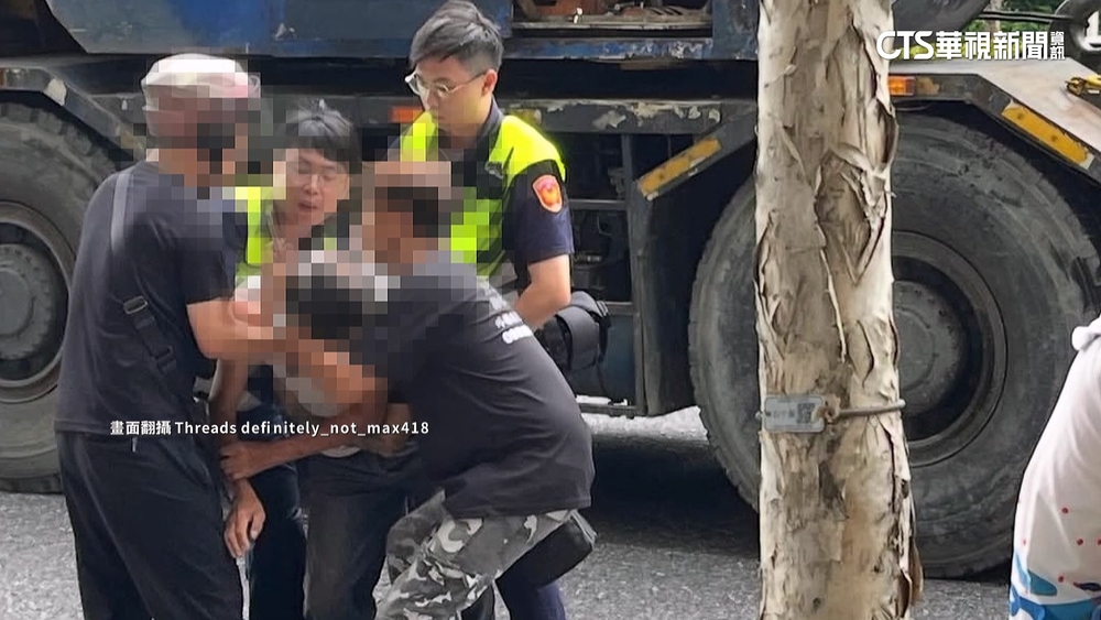 吊車轉彎撞待轉區3機車1死　77歲駕駛疑想逃遭攔